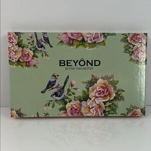 BEYOND PEONY 18Colors Shimmer & Matte Highly Pigment Prof. Eyeshadow Palette.